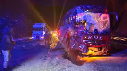 Otoyolda yolcu otobüsü tıra çarptı