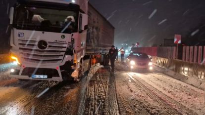 Otoyolun Bolu Dağı Tünel Mevkiinde 10 araç birbirine girdi...