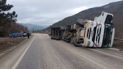 Taşkesti'de Virajı Alamayan Tır Devrildi