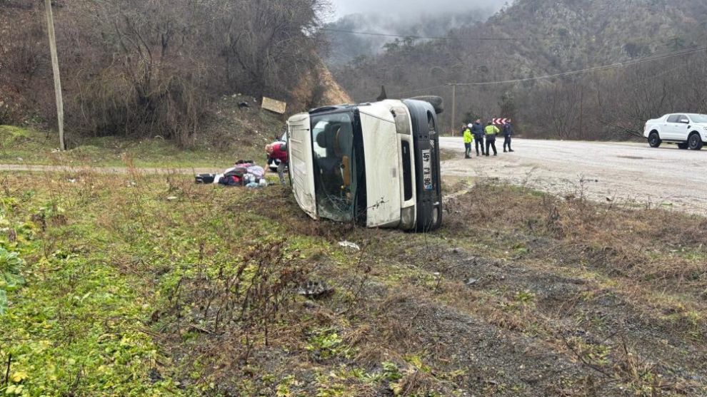 Kaygan yolda kontrolden çıkan minibüs devrildi: 2 yaralı