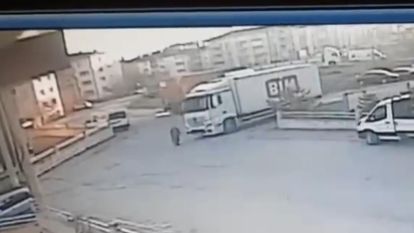 BİM kamyonunun ezdiği kadın hayatını kaybetti