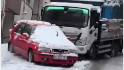 Oksijen tüpü yüklü kamyon, karlı yolda kontrolden çıktı, park halindeki araçlara çarptı