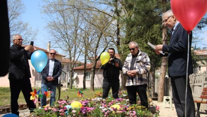 Otel faciasında hayatını kaybeden çocukların 23 Nisan'ı karanfillerle kutlandı