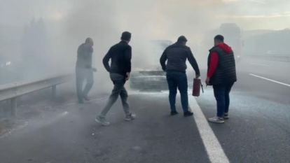 Otomobilde çıkan yangını vatandaşlar ve jandarma söndürdü