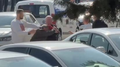 Sokak ortasında yumruklar havada uçuştu