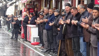 Tarihi ilçede kar yağışına rağmen esnaf geleneği bozmadı