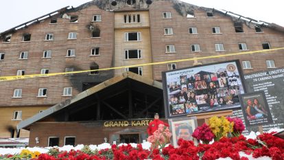 Yangında yakınlarını yitirenler, birbirlerine sarılarak gözyaşı döktü