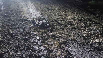 Ağır Tonajlı Kamyonlar Yolu Kullanılamaz Hale Getirdi
