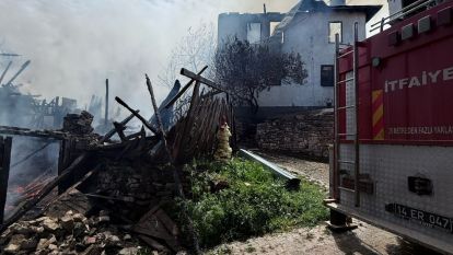 Bolu'da çıkan yangında 2 ahşap ev ve 1 cami küle döndü