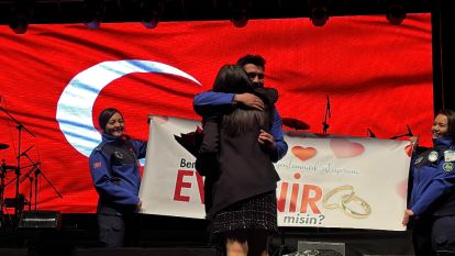 Bolu'da konser öncesi sürpriz evlilik teklifi
