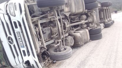 Bolu'da yumurta yüklü tır devrildi: 1 yaralı