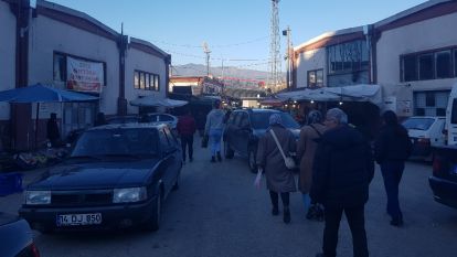 Esnaf ve Vatandaş Araçları Geçişi Engelliyor