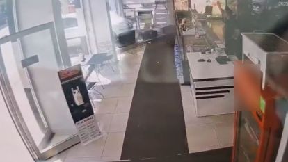 Fren yerine gaza bastı, kasap dükkanına daldı