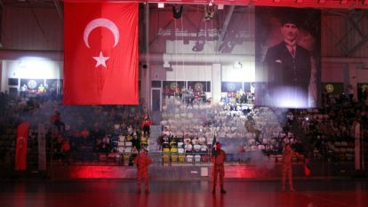 Komandoların gösterisi dakikalarca alkışlandı