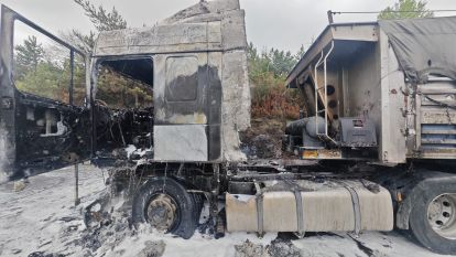 Lastiği patlayarak alev alan tır küle döndü