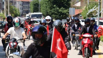 Liseli gençler motosikletleriyle trafik farkındalığı oluşturdu