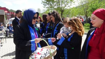 Mudurnu'da 26. dönem mezunları diplomalarını coşkuyla aldı