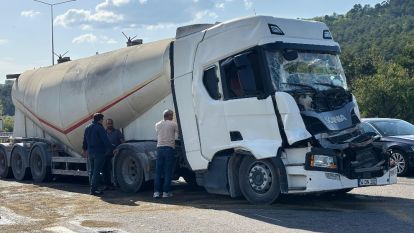 TEM Otoyolu'nda 2 tır çarpıştı: 1 yaralı