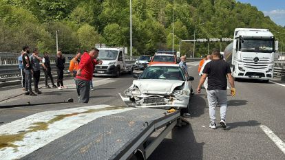 TEM'de otomobille oto kurtarıcı çarpıştı: 3 yaralı