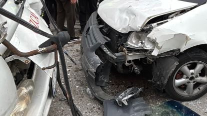 Bolu'da kafa kafaya çarpışan kamyonet ile hafif ticari araçtaki 3 kişi yaralandı