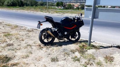 İlçe girişindeki kavşakta motosikletle otomobil çarpıştı: 2 yaralı