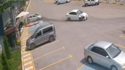 Bolu Dağı'nda otomobil, işletme otoparkına daldı
