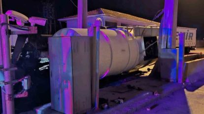 Bolu'da tanker gişelere çarpıp devrildi: 1 yaralı