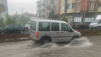 Bolu'da sağanak hayatı felç etti: Sokaklar göle döndü