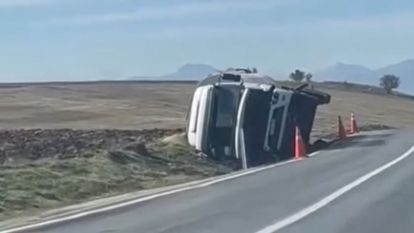 Beypiliç'in yem kamyonu devrildi