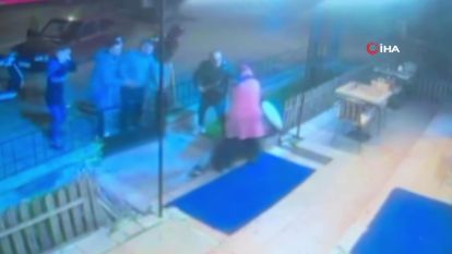 Bolu'da dönerciye sopalı ve yumruklu saldırı anları görüntülendi