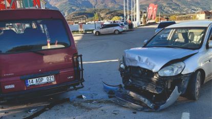 Mudurnu'da Maddi Hasarlı Trafik Kazası: İki Araç Çarpıştı