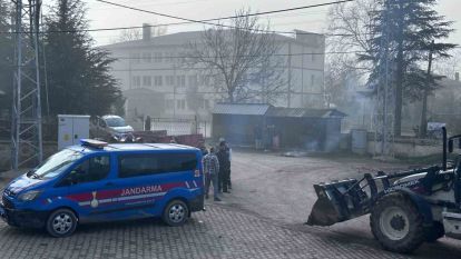 Köyün giriş çıkışında lastik yaktılar