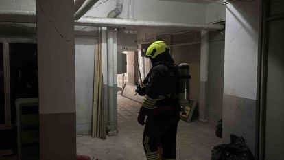 Üst katları otel olarak kullanılan iş merkezinde çıkan yangın ekipleri harekete geçirdi
