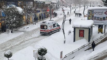 Bolu'da bir ambulansın karla imtihanı kamerada