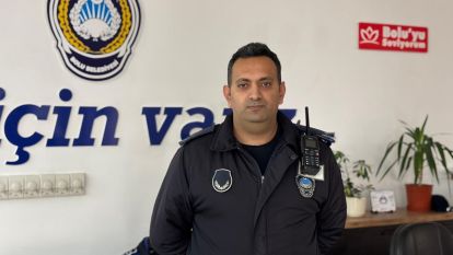 Yıkılan binadan bayrağı kurtaran zabıta personeli: "Gönlüm el vermedi"