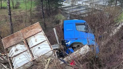 Bolu'da tır şarampole devrildi, elektrik direği zarar gördü