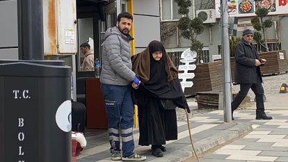 Çarptıkları yaşlı kadını taksi durağına bırakıp kaçtılar