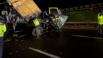 TEM'de mobilya yüklü kamyon ile tır çarpıştı: 1 yaralı