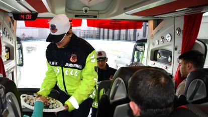 Trafikçilerden Şeker İkramlı Kontrol...
