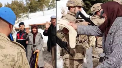 Yaşlı kadın elleriyle ördüğü çorapları iki yıldır Mehmetçiğe gönderiyor