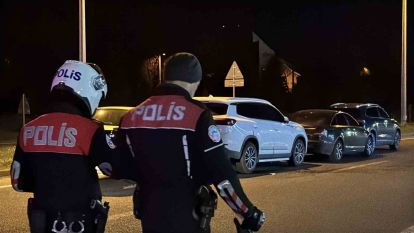 Bolu'da ani fren yapıp kaçan sürücü, zincirleme kazaya neden oldu: 3 yaralı