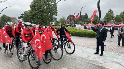 Bolu'da ellerinde Türk bayraklarıyla Gençlik Haftası'nda pedal çevirdiler