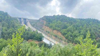 Bolu'da tam kapasiteye ulaşan barajda kontrollü su tahliyesi