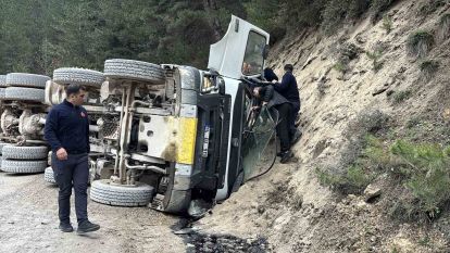 Bolu'da virajı alamayan hafriyat kamyonu devrildi: 1 ölü