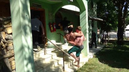 Acı çeken rakibini kucağında taşıdı, imdadına seyirci yetişti