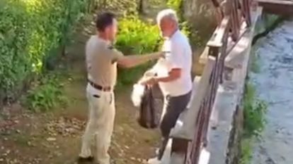 Akşemseddin Hazretleri Türbesi'nin bahçesinde içki içen şahsa vatandaşlardan tepki