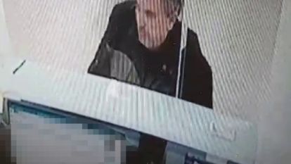 Bankada işlem yaparken üzerine kedi düştü