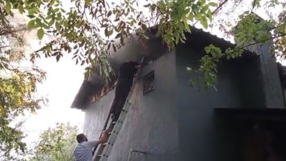 Bolu'da 2 katlı evin çatı katında yangın çıktı