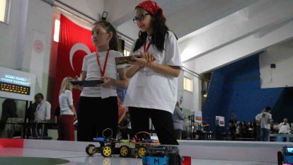 Bolu'da öğrenciler tasarladıkları mini robotlarla yarıştı
