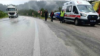 Bolu'da virajı alamayan hafif ticari araç yoldan çıktı: 3 yaralı